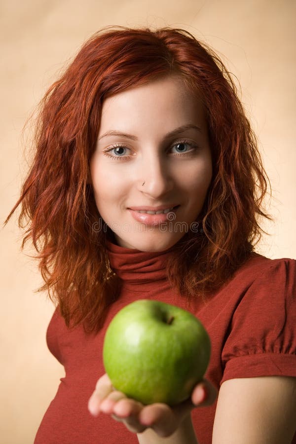 Vrouw met appel royalty-vrije stock afbeeldingen Vrouw met appel royalty-vrije stock afbeeldingen