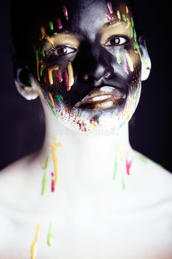 Vrouw met creatieve make-upclose-up zoals dalingen van kleuren, facepai royalty-vrije stock afbeelding Vrouw met creatieve make-upclose-up zoals dalingen van kleuren, facepai royalty-vrije stock afbeelding