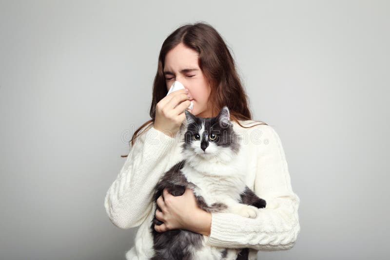 Vrouw met de kat van de allergieholding