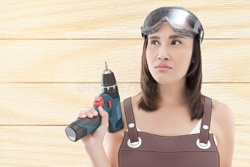 Vrouw met draadloze boor klaar voor huisreparaties stock foto's Vrouw met draadloze boor klaar voor huisreparaties stock foto's