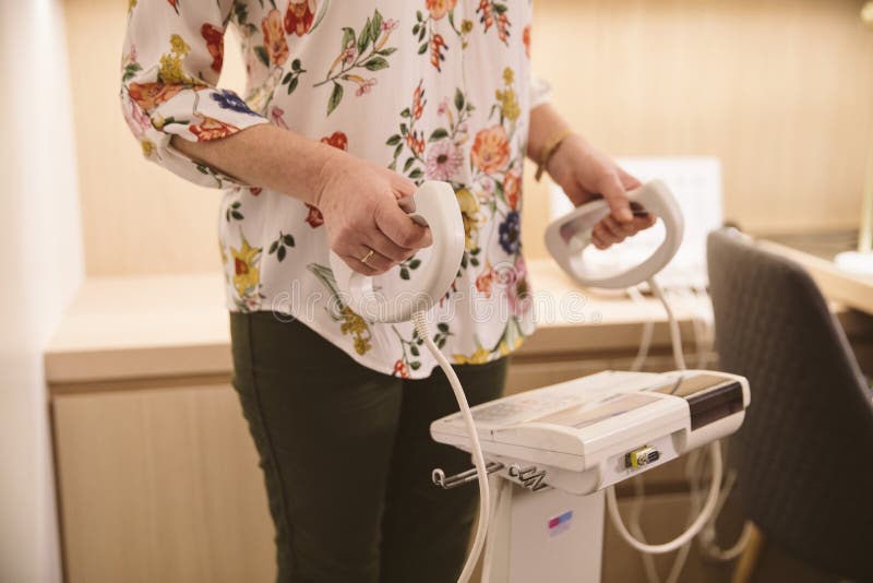 Vrouw met een analyse van lichaamscompostition stock foto Vrouw met een analyse van lichaamscompostition stock foto