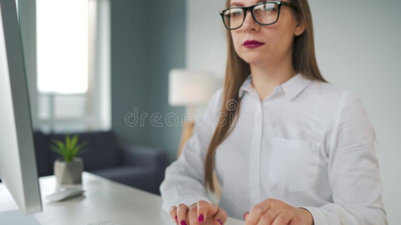 Vrouw met een bril die op een computertoetsenbord typt. concept van extern werk.