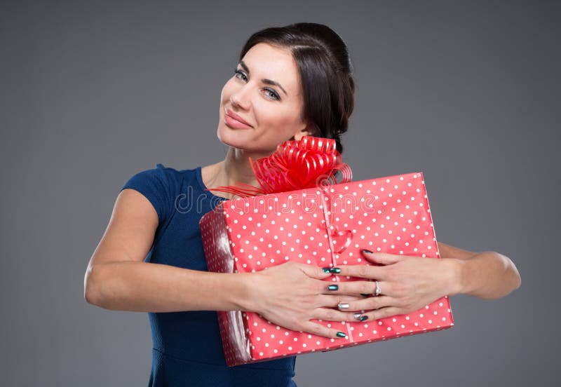 Vrouw met een grote gift stock foto's Vrouw met een grote gift stock foto's