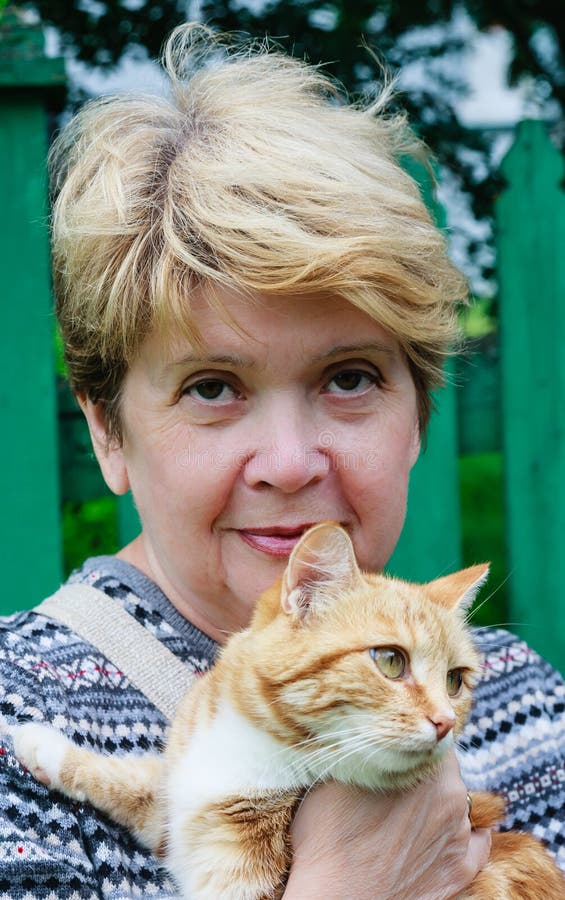 Vrouw met een kat stock afbeeldingen Vrouw met een kat stock afbeeldingen