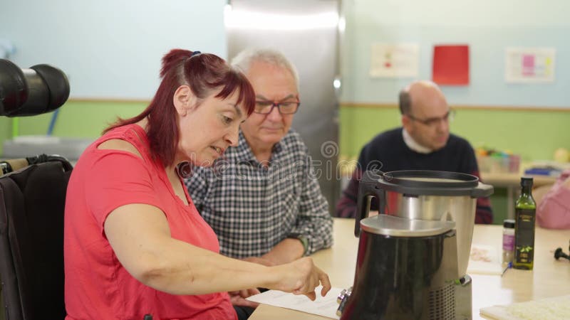 Vrouw met een lichamelijke beperking ondertekent een document stock footage