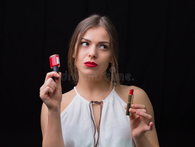Vrouw met een nagellak en een rode lippenstift stock afbeeldingen Vrouw met een nagellak en een rode lippenstift stock afbeeldingen