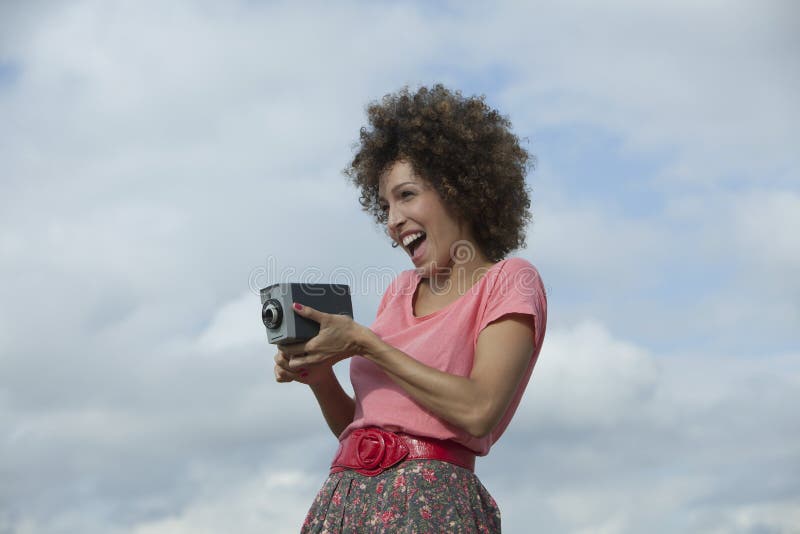 Vrouw met een vintage camera royalty-vrije stock foto