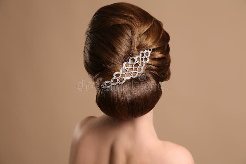 Vrouw met elegant retro kapsel met haartoebehoren stock fotografie Vrouw met elegant retro kapsel met haartoebehoren stock fotografie