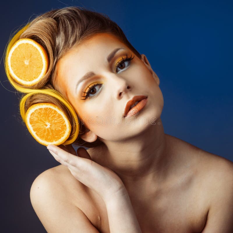 Vrouw met fruit in haar stock fotografie Vrouw met fruit in haar stock fotografie