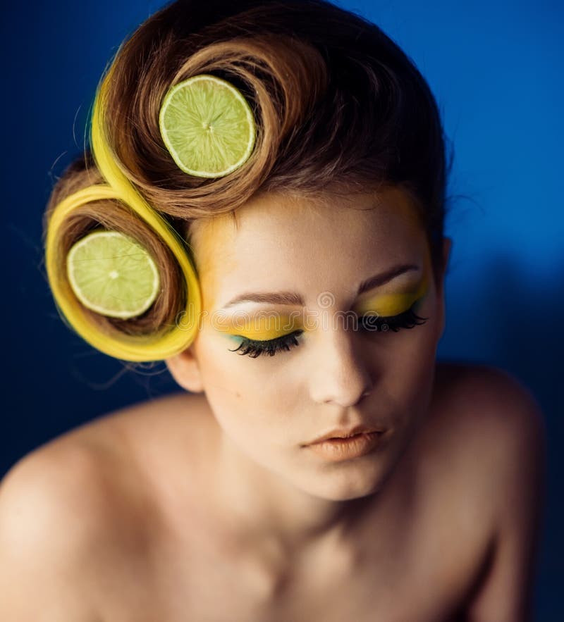 Vrouw met fruit in haar stock afbeeldingen Vrouw met fruit in haar stock afbeeldingen