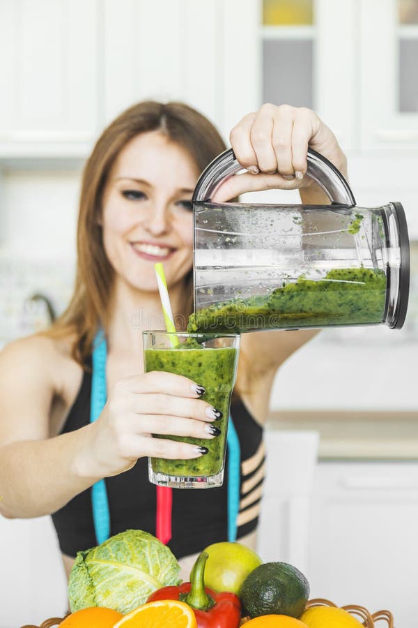 Vrouw met groene smoothie royalty-vrije stock fotografie Vrouw met groene smoothie royalty-vrije stock fotografie
