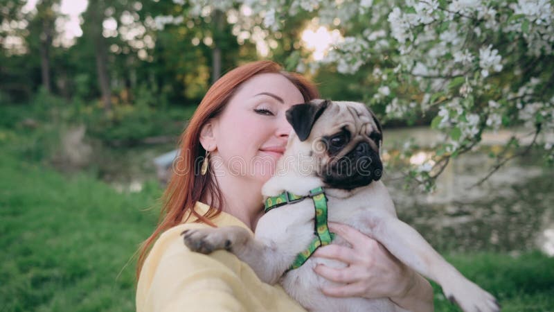 Vrouw met haar geliefde hond.