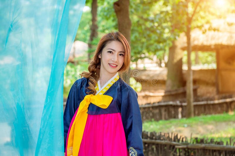 Vrouw met Hanbok, de traditionele Koreaanse kleding stock fotografie Vrouw met Hanbok, de traditionele Koreaanse kleding stock fotografie