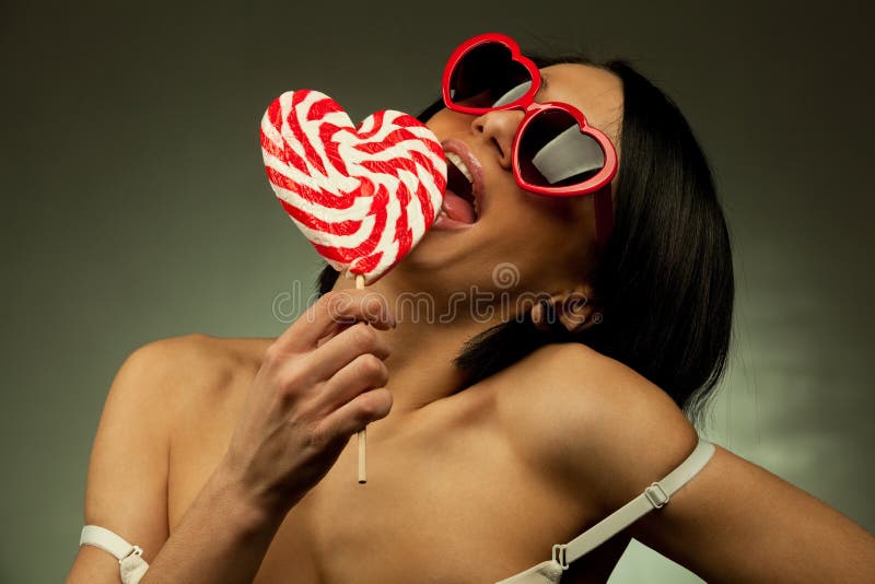 Vrouw met hart gevormde lolly royalty-vrije stock foto's Vrouw met hart gevormde lolly royalty-vrije stock foto's