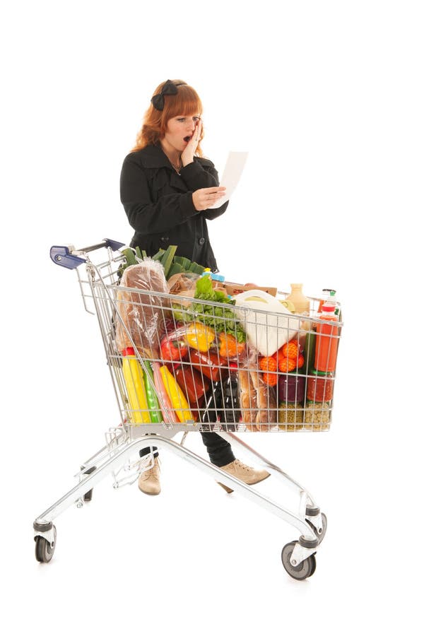 Vrouw met het volledige ontvangstbewijs van de boodschappenwagentjelezing stock afbeeldingen Vrouw met het volledige ontvangstbewijs van de boodschappenwagentjelezing stock afbeeldingen