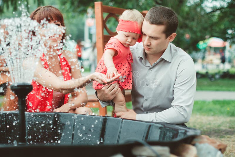 Vrouw met kind het spelen tegen plonsen van water royalty-vrije stock afbeeldingen Vrouw met kind het spelen tegen plonsen van water royalty-vrije stock afbeeldingen