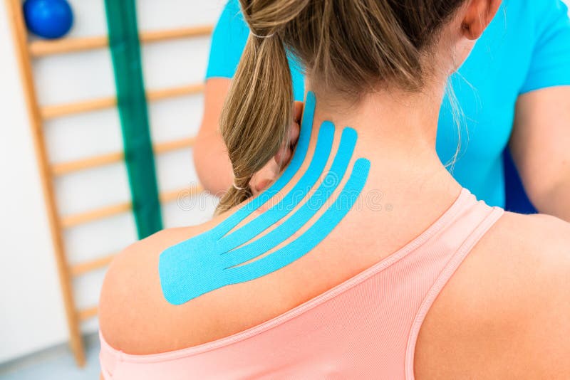 Vrouw met Kinesio-band op schouder in fysiotherapie royalty-vrije stock fotografie Vrouw met Kinesio-band op schouder in fysiotherapie royalty-vrije stock fotografie