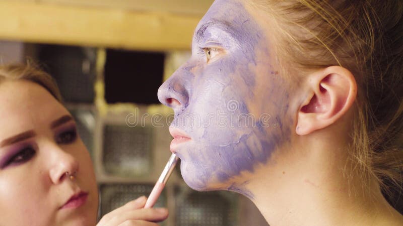 In Vrouw met Kleurrijke Geschilderde Huid Grimeur het schilderen