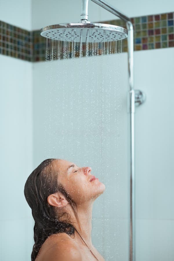 Vrouw Met Lang Haar Dat Douche Neemt Onder Waterstraal Stock Foto Image Of Douche Hygiëne