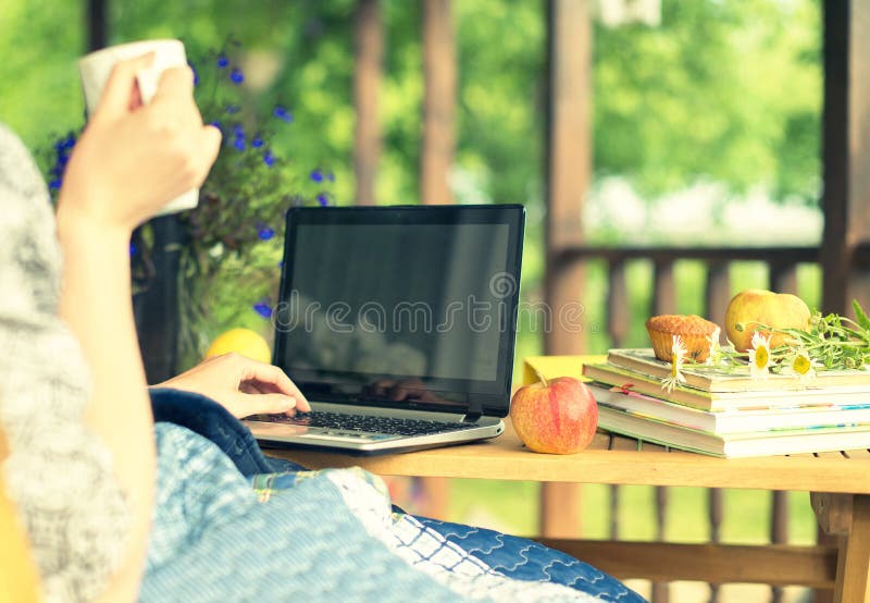 Vrouw met laptop en kop royalty-vrije stock fotografie Vrouw met laptop en kop royalty-vrije stock fotografie