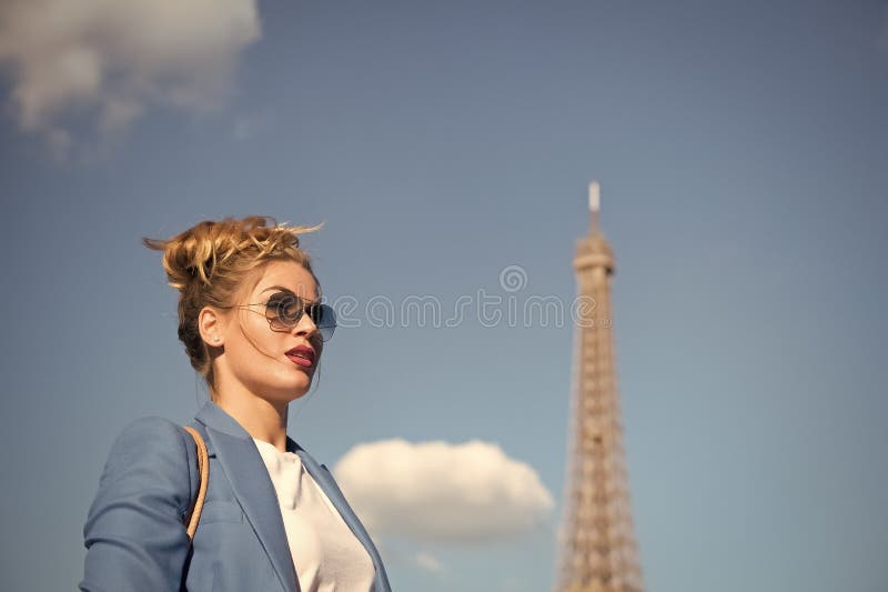 Vrouw met make-up en zonnebril voor blauwe hemel en bovenkant van de Toren van Eiffel op achtergrond Modieus Parijse concept stock foto's Vrouw met make-up en zonnebril voor blauwe hemel en bovenkant van de Toren van Eiffel op achtergrond Modieus Parijse concept stock foto's