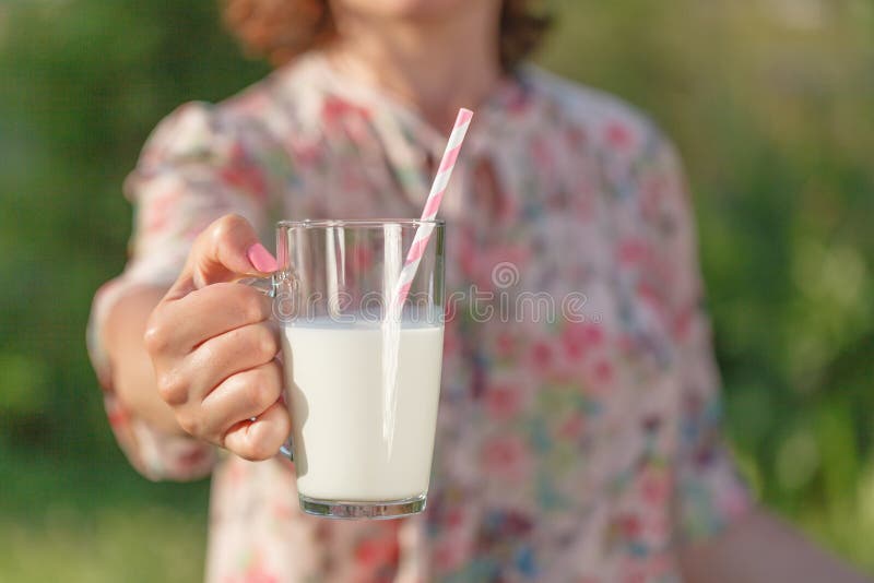 Vrouw met milkshake royalty-vrije stock afbeelding Vrouw met milkshake royalty-vrije stock afbeelding