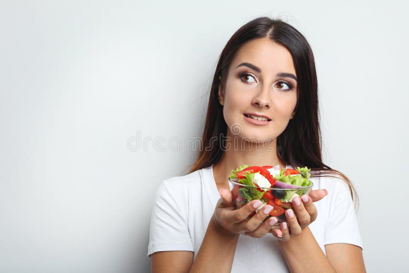 Vrouw met plantaardige salade stock fotografie Vrouw met plantaardige salade stock fotografie