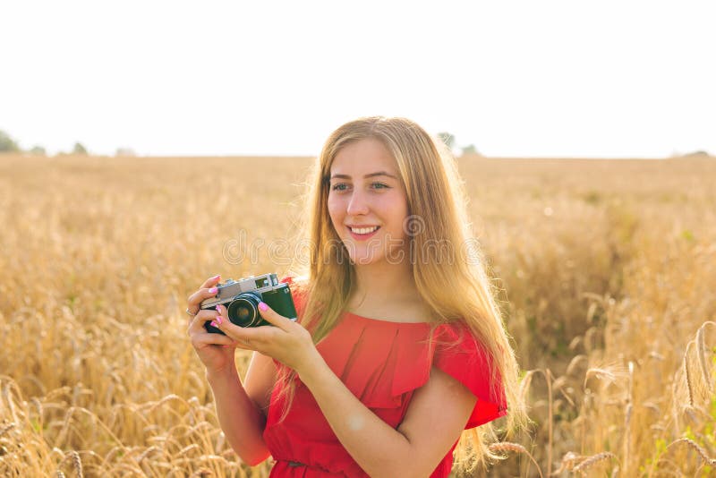 Vrouw met retro fotocamera De Levensstijl openluchtconcept van de manierreis stock fotografie Vrouw met retro fotocamera De Levensstijl openluchtconcept van de manierreis stock fotografie