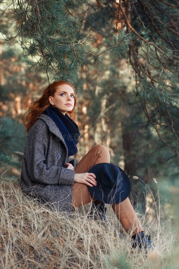 Vrouw met rood krullend haar in openlucht royalty-vrije stock afbeelding Vrouw met rood krullend haar in openlucht royalty-vrije stock afbeelding