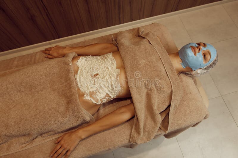 Vrouw met roommasker op de massatafel stock afbeeldingen Vrouw met roommasker op de massatafel stock afbeeldingen