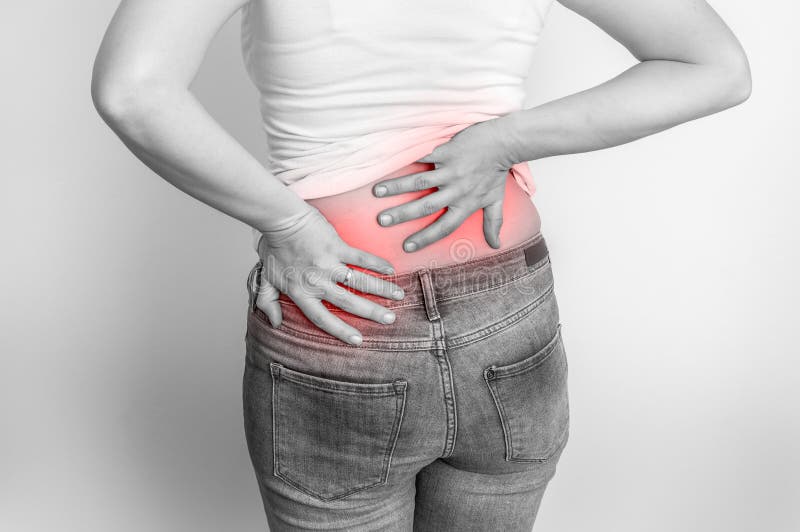 Vrouw met rugpijn - zwart-witte foto stock afbeelding Vrouw met rugpijn - zwart-witte foto stock afbeelding