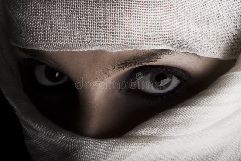 Vrouw met sjaal op gezicht stock afbeeldingen Vrouw met sjaal op gezicht stock afbeeldingen