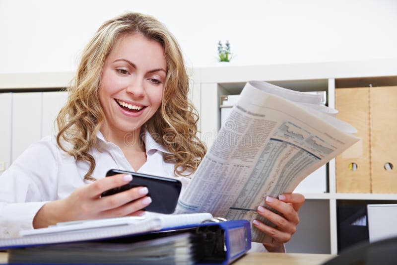 Vrouw met smartphonelezing stock afbeeldingen Vrouw met smartphonelezing stock afbeeldingen