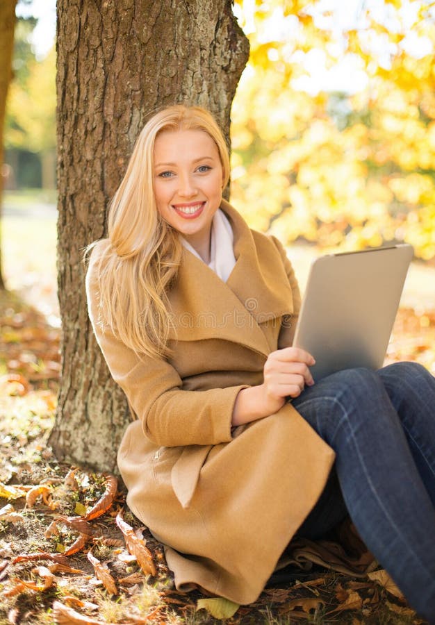 Vrouw met tabletpc in de herfstpark royalty-vrije stock afbeelding Vrouw met tabletpc in de herfstpark royalty-vrije stock afbeelding