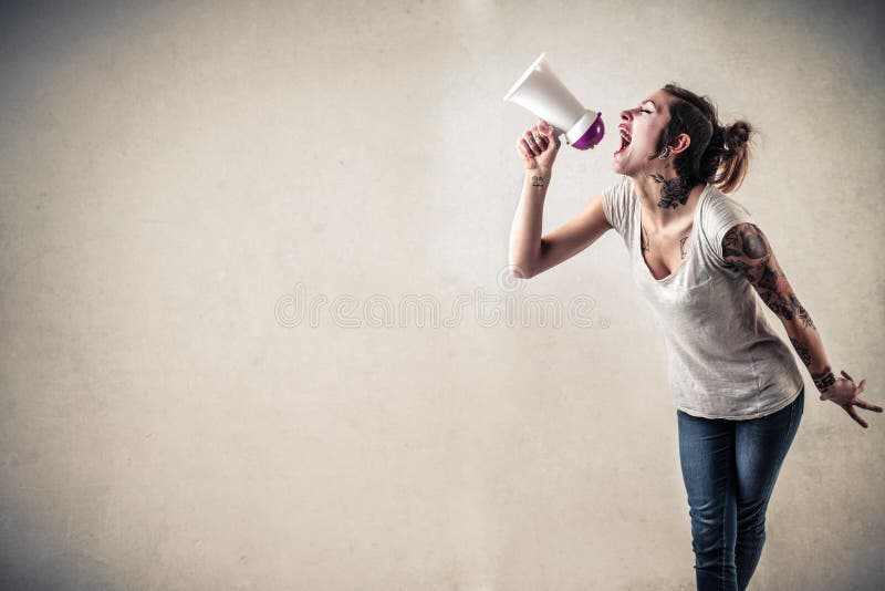 Vrouw met tatoegeringen die een megafoon met behulp van stock afbeeldingen Vrouw met tatoegeringen die een megafoon met behulp van stock afbeeldingen