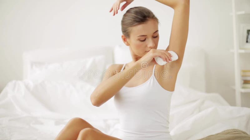 Vrouw met transpiratiewerende deodorant thuis