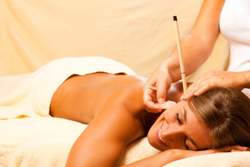 Vrouw met van de oorkaarsen en gem massage
