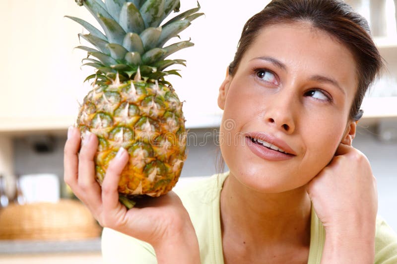 Vrouw met een verse ananas stock fotografie