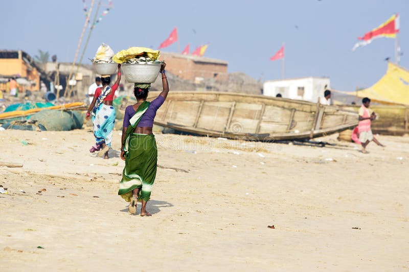 Vrouw met vissen in het vissersdorp royalty-vrije stock fotografie
