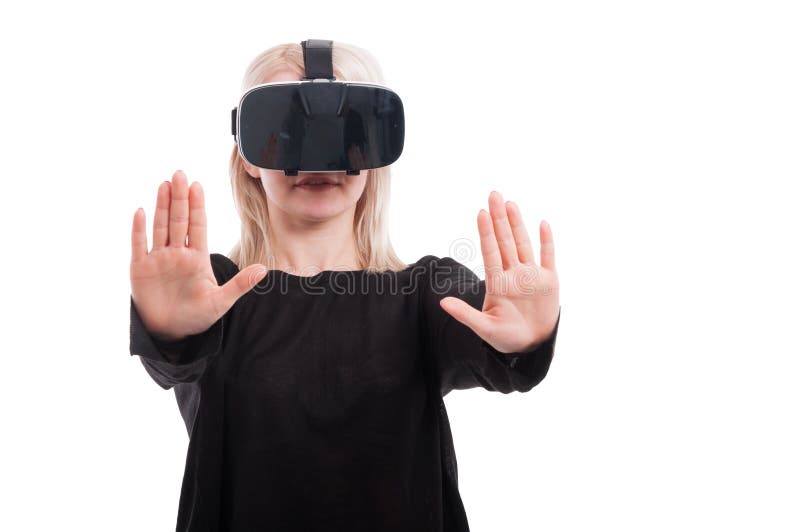 Vrouw met vrbeschermende brillen wat betreft het onzichtbare scherm stock foto's Vrouw met vrbeschermende brillen wat betreft het onzichtbare scherm stock foto's