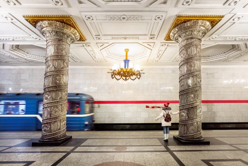 Vrouw in Metro van Heilige Petersburg royalty-vrije stock afbeelding Vrouw in Metro van Heilige Petersburg royalty-vrije stock afbeelding