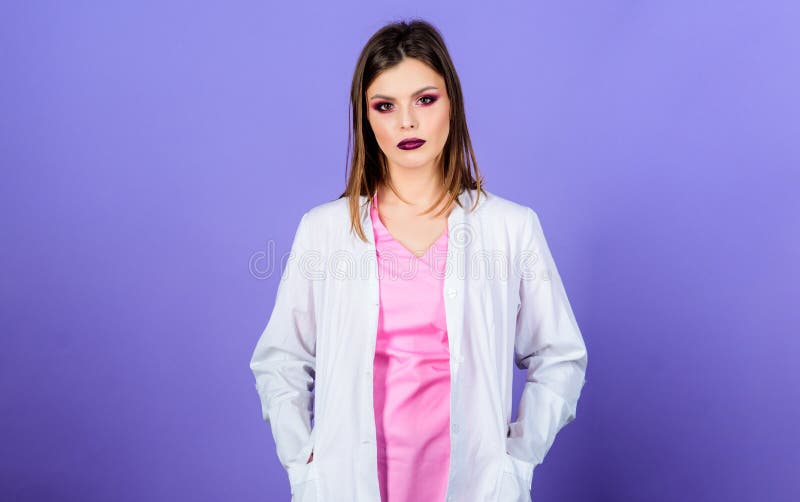 Vrouw mooie witte eenvormig van de artsenslijtage Het gezicht van de meisjesmake-up professionele arts Medische behandelingsaanbe royalty-vrije stock afbeelding Vrouw mooie witte eenvormig van de artsenslijtage Het gezicht van de meisjesmake-up professionele arts Medische behandelingsaanbe royalty-vrije stock afbeelding