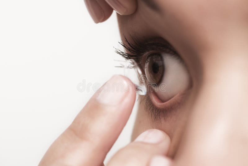 Vrouw ongeveer om een contactlens in haar oog te plaatsen stock afbeeldingen Vrouw ongeveer om een contactlens in haar oog te plaatsen stock afbeeldingen