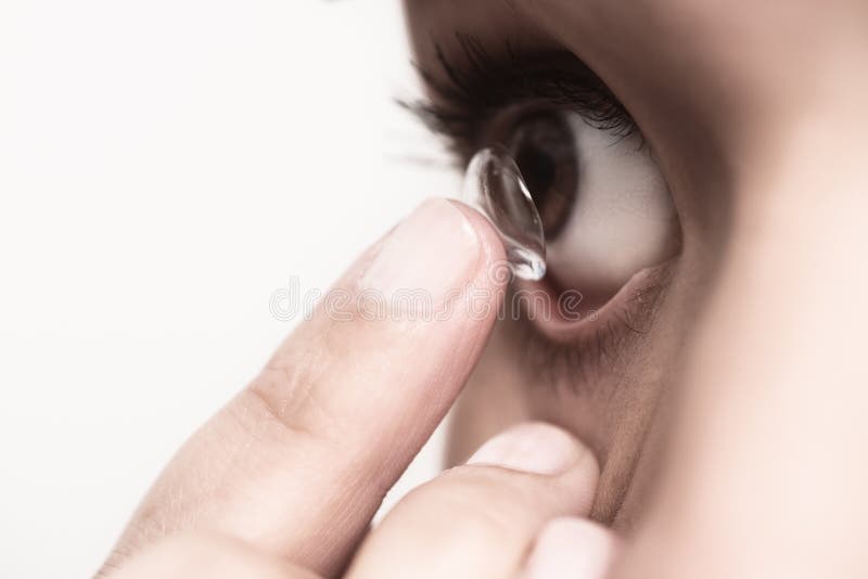 Vrouw ongeveer om een contactlens in haar oog te plaatsen royalty-vrije stock foto's Vrouw ongeveer om een contactlens in haar oog te plaatsen royalty-vrije stock foto's