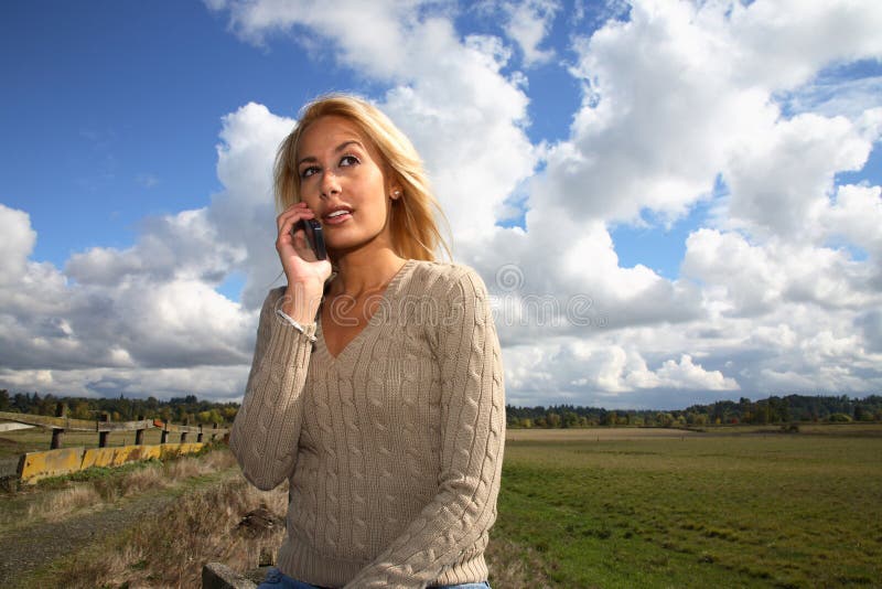 Vrouw op cellphone royalty-vrije stock afbeeldingen Vrouw op cellphone royalty-vrije stock afbeeldingen