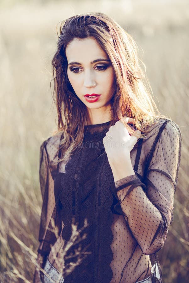 Vrouw op gouden graangewassengebied in de zomer stock foto Vrouw op gouden graangewassengebied in de zomer stock foto