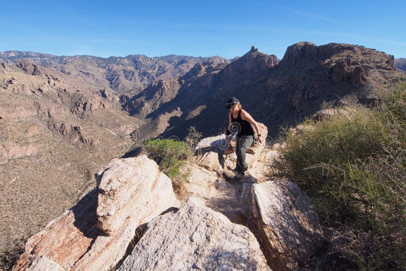 Vrouw op Ridge Trail van Blackett, Arizona royalty-vrije stock afbeeldingen Vrouw op Ridge Trail van Blackett, Arizona royalty-vrije stock afbeeldingen