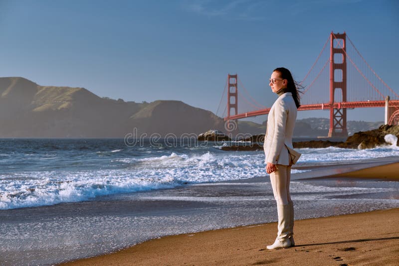 Vrouw op strand dichtbij Golden gate bridge stock afbeelding Vrouw op strand dichtbij Golden gate bridge stock afbeelding