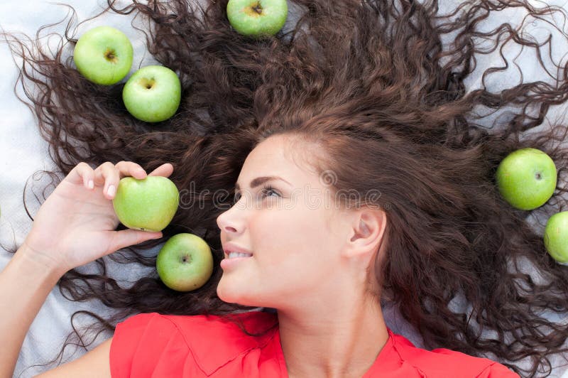 Vrouw op tarwegebied met groene appel. royalty-vrije stock afbeelding Vrouw op tarwegebied met groene appel. royalty-vrije stock afbeelding