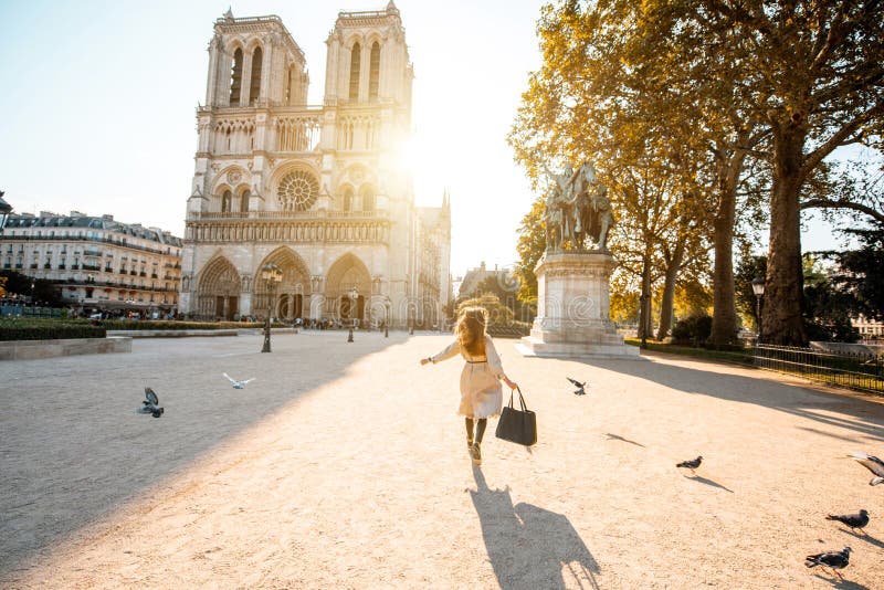Vrouw op Th esquare dichtbij Notre-Dame-kathedraal in Parijs stock afbeelding Vrouw op Th esquare dichtbij Notre-Dame-kathedraal in Parijs stock afbeelding